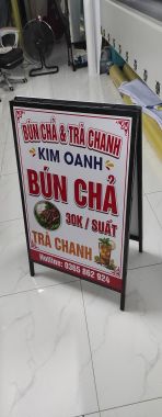 Standee chữ A – Thiết kế nổi bật, dễ thu hút