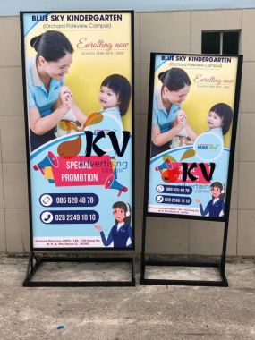 Đặt hôm nay, có ngay hôm sau – Standee khung sắt đứng vững mọi thời tiết.
