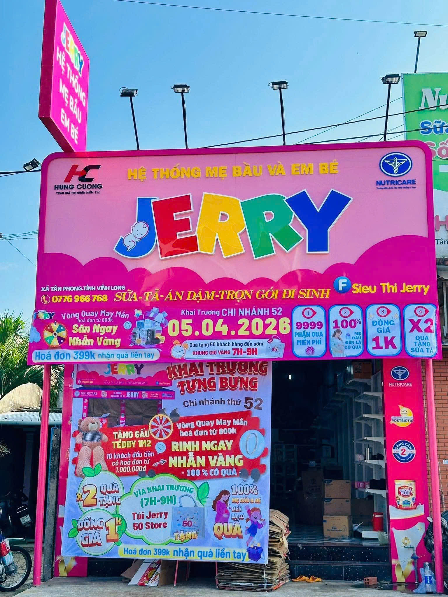 Mẫu Bảng Hiệu Siêu Thị Mẹ & Bé Đẹp, Màu Sắc Bắt Mắt